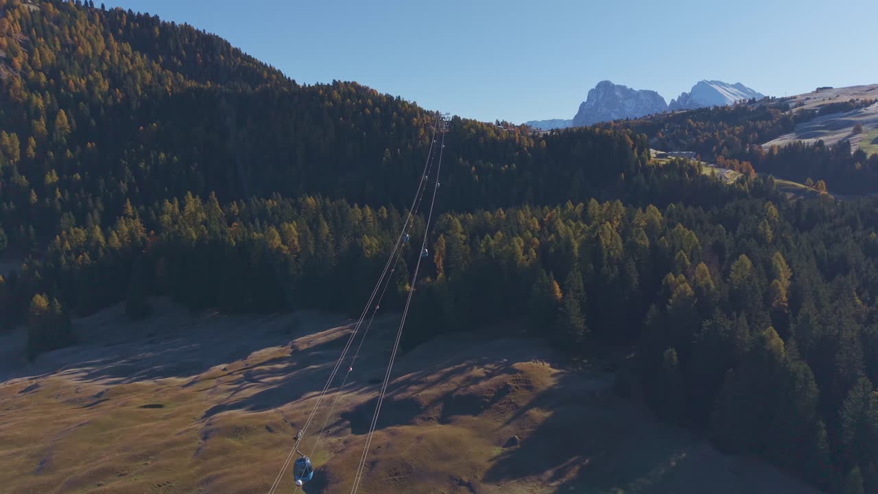 Funivia che sorvola le Dolomiti con vista soleggiata mozzafiato, drone