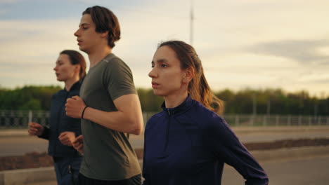 para un estilo de vida saludable y mantenerse en forma, tres personas deportivas corren juntas al atardecer o al amanecer