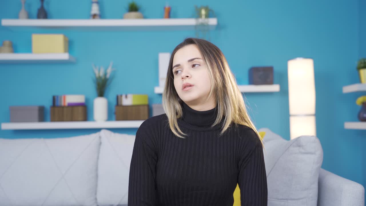 우울하고 불행한 젊은 여성.