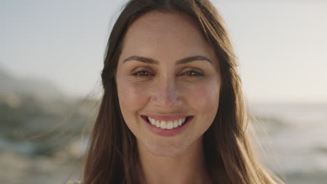 retrato en primer plano de una mujer atractiva sonriendo morena