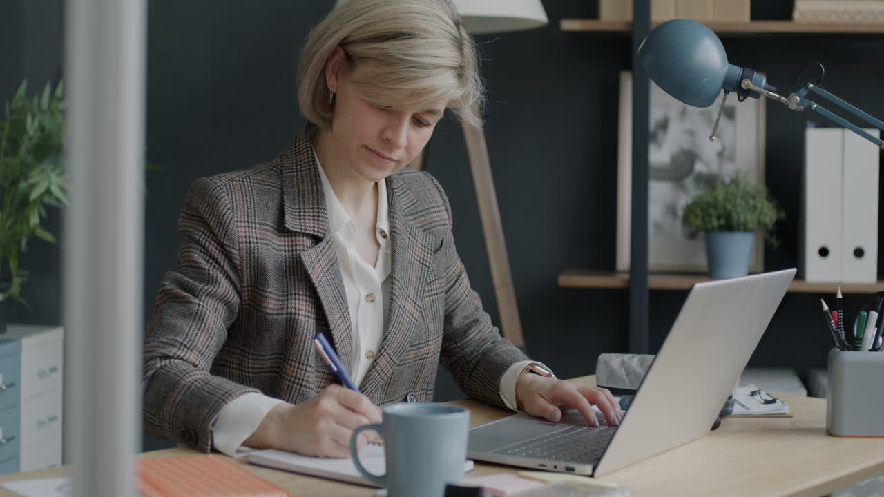 kobieta pracująca w domu