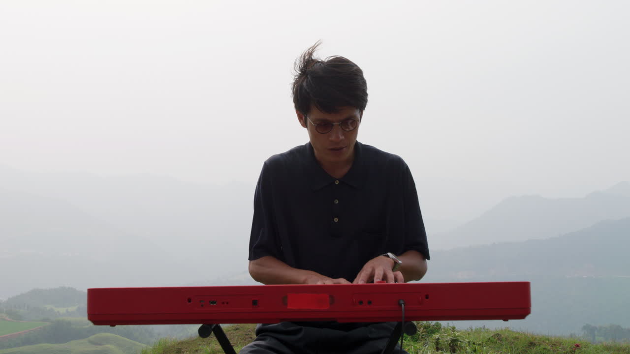 음악 예술가 가 야외 에서 키보드 연주자 를 연주 하고 있다