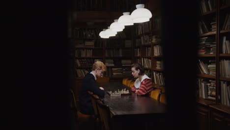 jugadores de ajedrez en una biblioteca