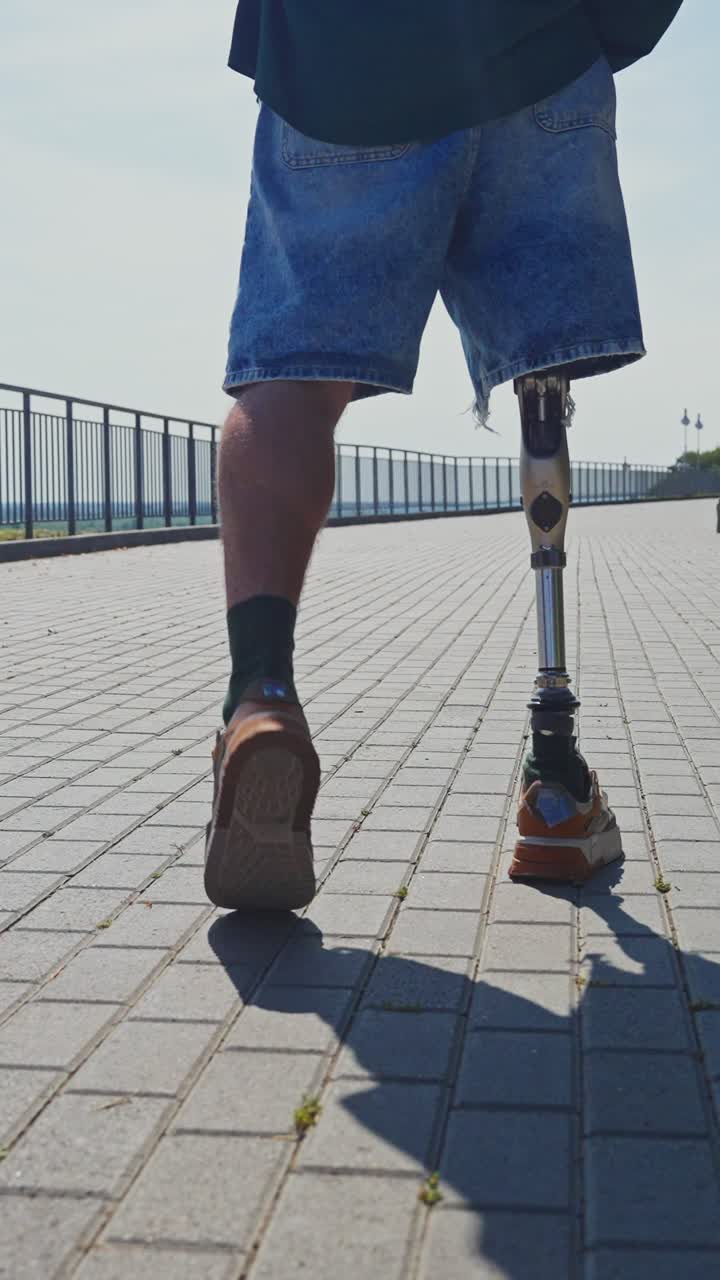 인공 다리를 가진 남자가 야외에서 고 있다