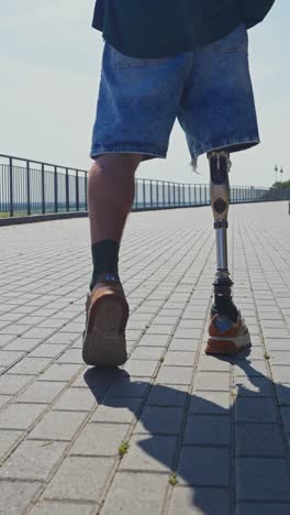 hombre con pierna protésica caminando al aire libre