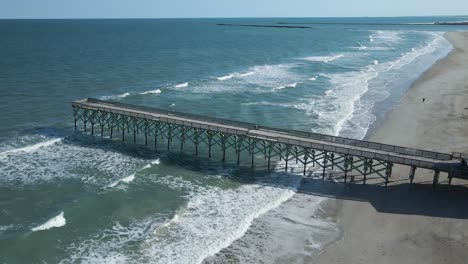 Crystal-Pier,-Wrightsville-Beach,-Luftaufnahme,-Aufsteigend,-Spur-Nach-Links