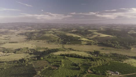 Hermoso-Vuelo-De-Drones-Sobre-El-área-Rural-De-Minas-Gerais