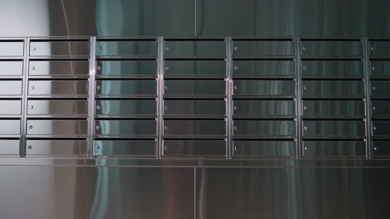 pared de buzón privada de primer plano en un interior contemporáneo. contenedores metálicos para el correo