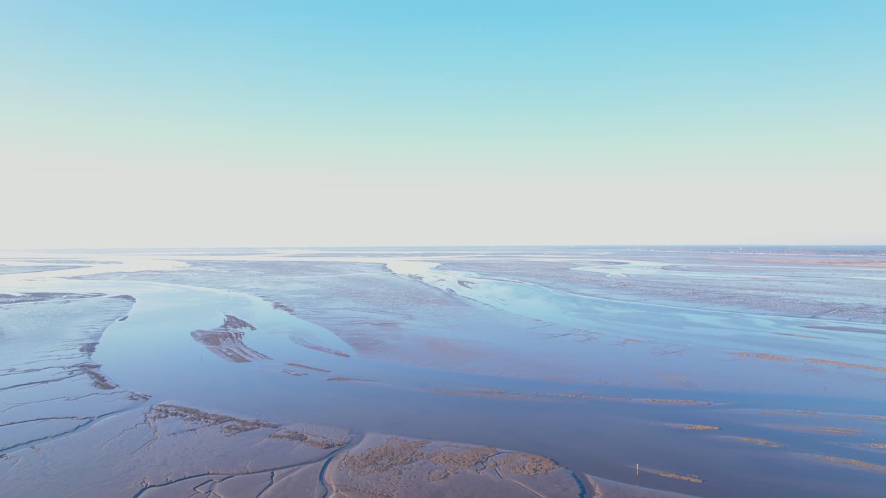 vista aérea del agua que fluye a través de los estuarios en la bahía de arcahon, francia