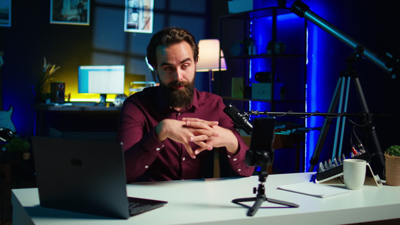 인플루언서 (influencer) 는 삼각대에 부착된 스마트폰으로 앞에서 이야기합니다.