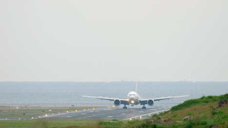 widebody aircraft landing