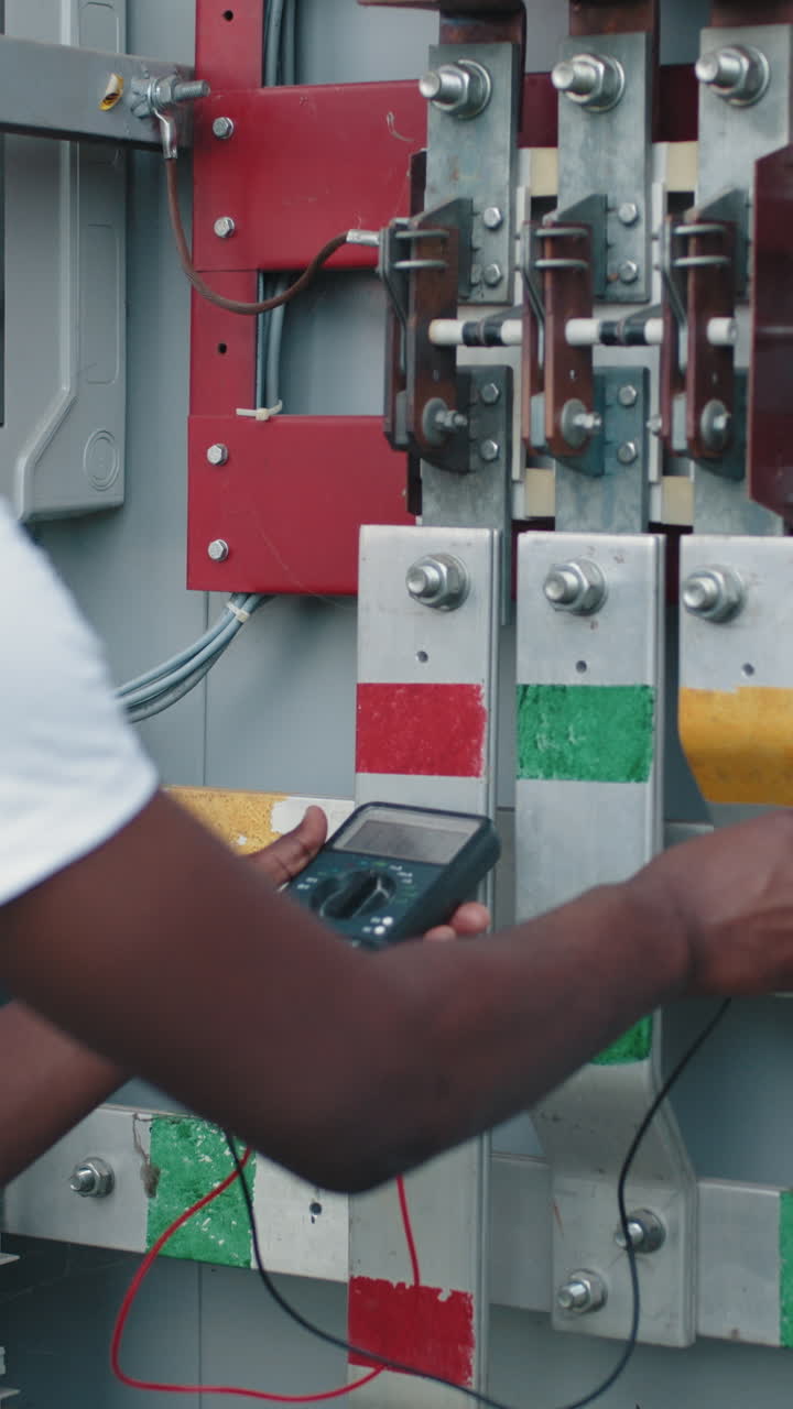 elettricista che ispeziona il pannello elettrico