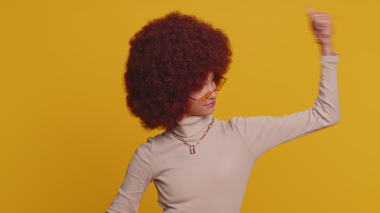 chica en forma deportiva mostrando bíceps sintiendo poder fuerza para luchar por los derechos energía para obtener éxito ganar