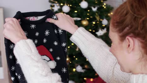 chica alegre abriendo regalos de navidad