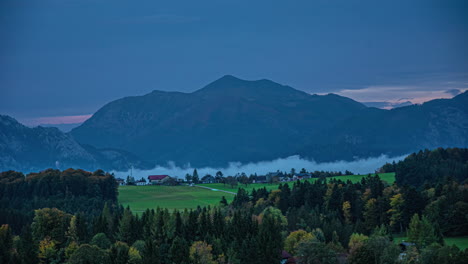 La-Niebla-De-Montaña-Se-Mueve-En-El-Valle-Durante-La-Puesta-De-Sol,-Vista-Del-Paisaje