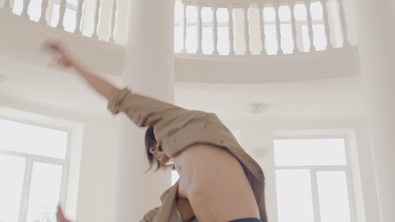 스튜디오 한가운데서 춤을 추는 현대 남성 일본 무용수의 밑바닥 모습