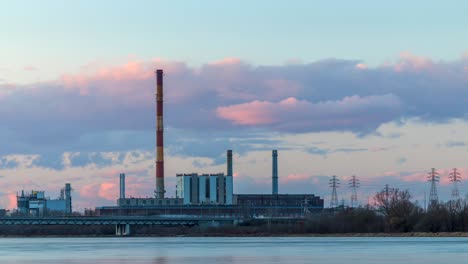 Colorida-Puesta-De-Sol-Sobre-Una-Central-Eléctrica-De-Carbón-Junto-A-Una-Carretera-En-Polonia