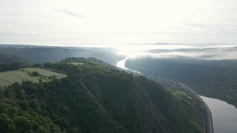 Steep-sloping-river-valley-on-a-sunny-and-misty-morning-near-Cochem,-Zell