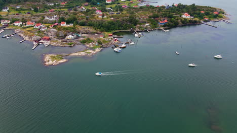 Vista-Aérea-De-La-Brecha-Entre-Rörtågen---Brattön---Hermoso-Destino-Turístico---Toma-Aérea