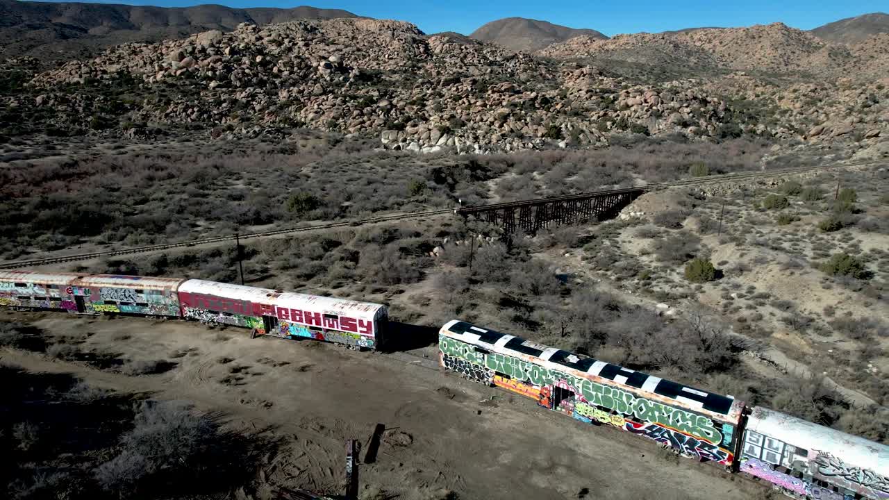vista aérea panorámica alta del desierto de california con vagones de tren abandonados
