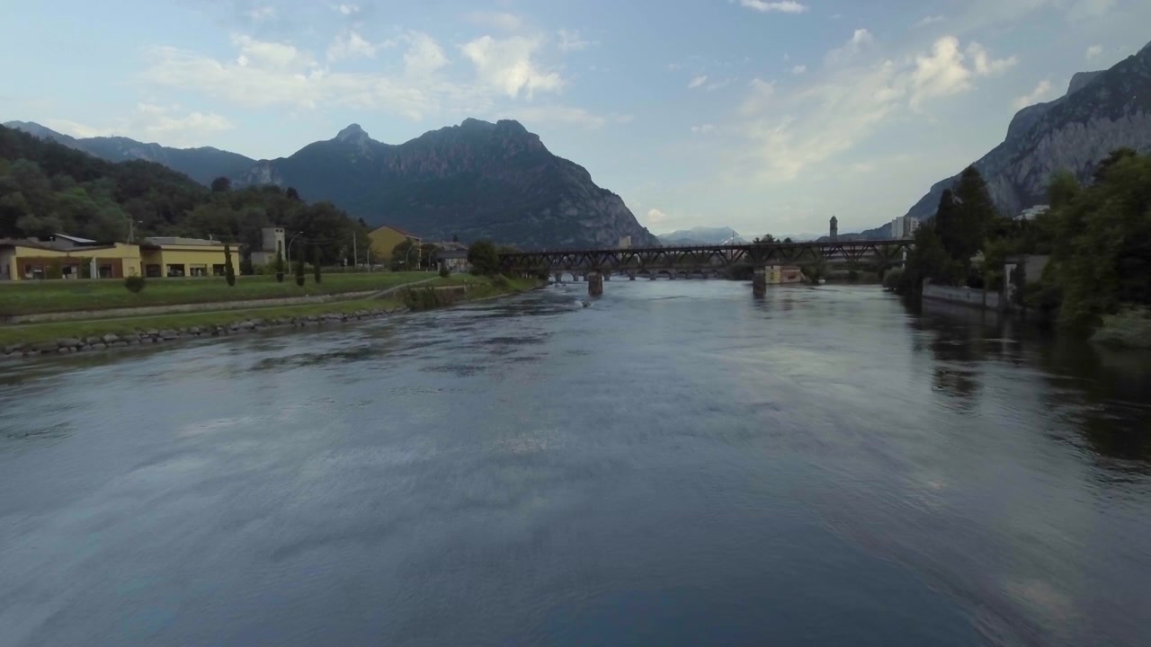 Veduta aerea con drone del Lago di Lecco e di tipiche case italiane con fiume e barche.