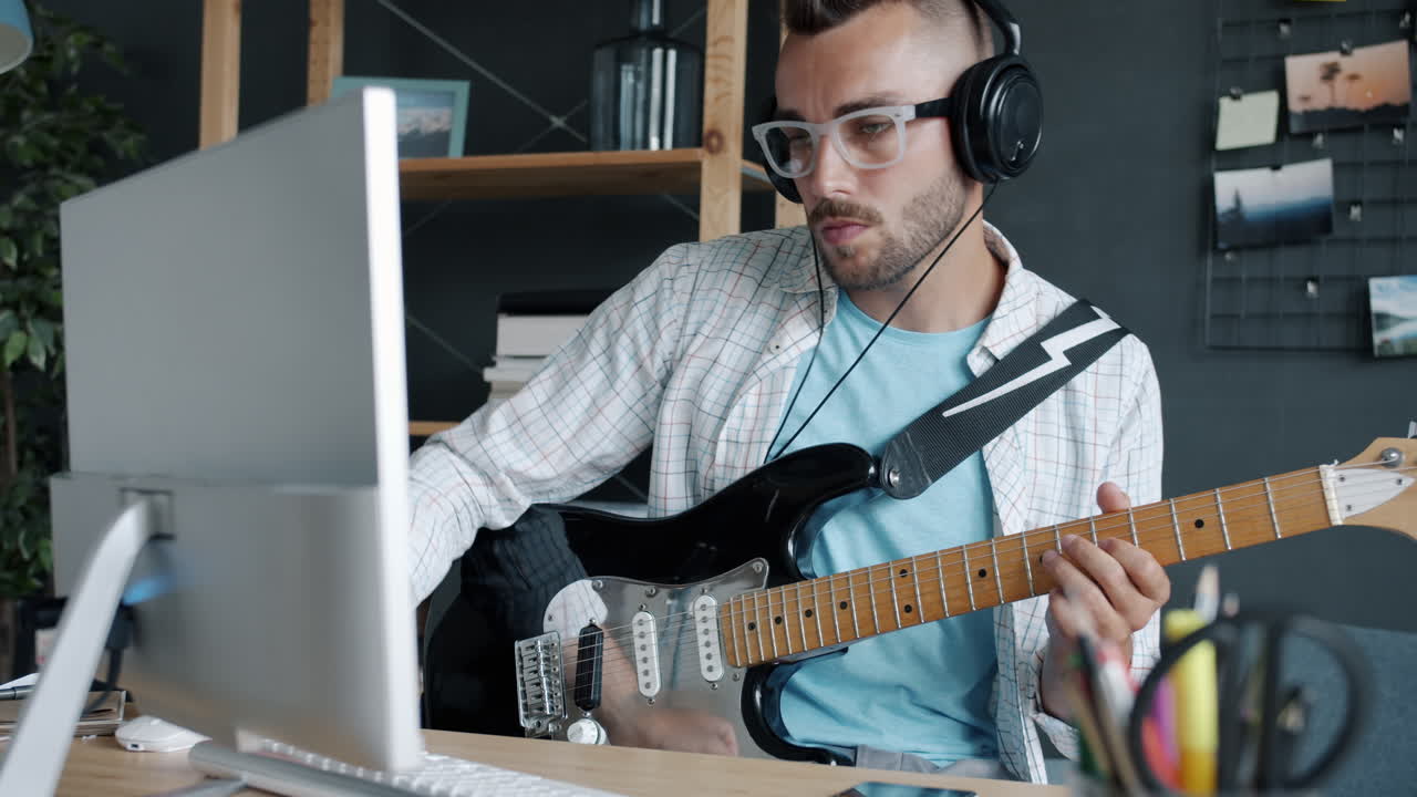 hombre aprendiendo guitarra en línea