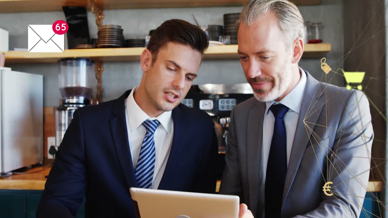 점점 더 많은 숫자를 가진 봉투 아이콘과 디지털 아이콘의 세계는 디지털을 사용하는 두 사업가에 대항합니다.