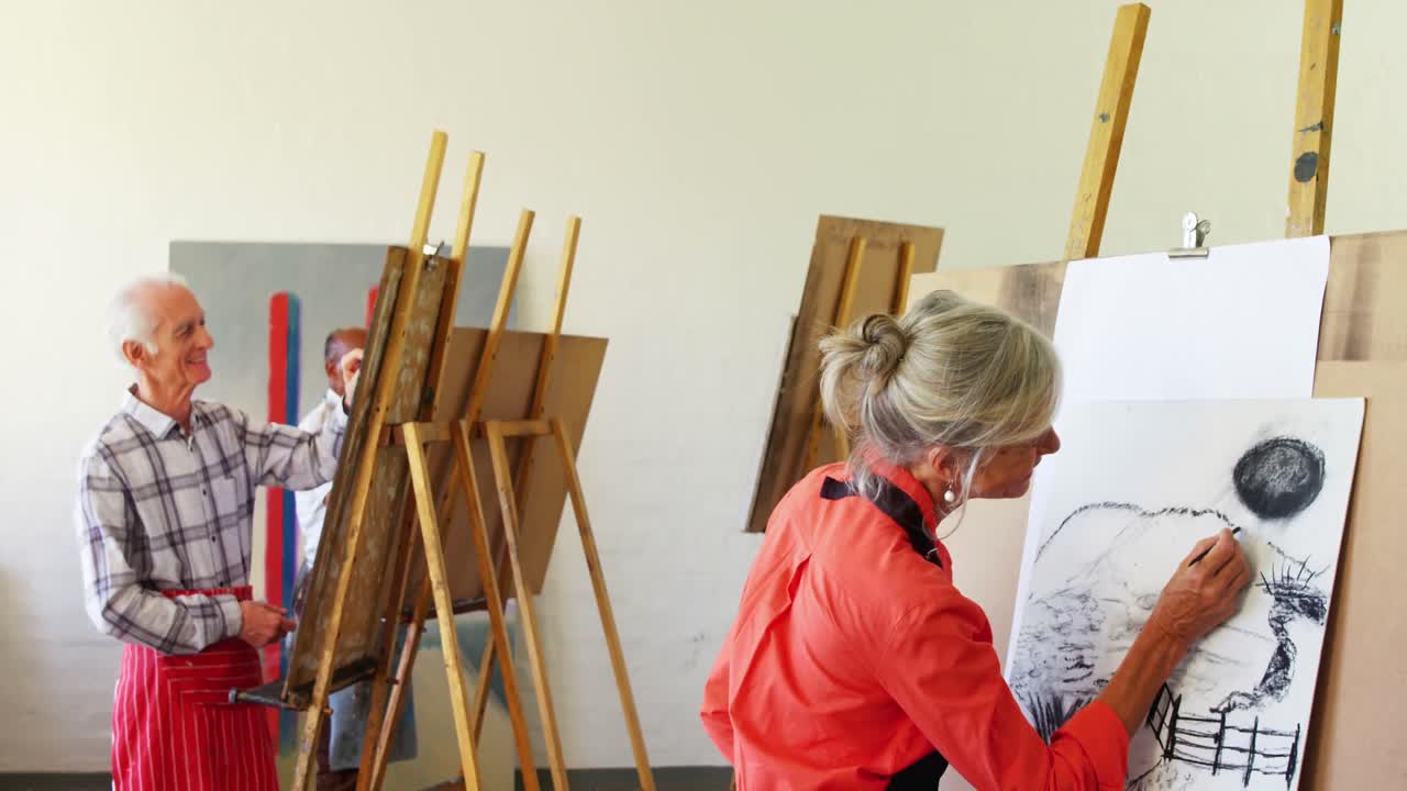 художники рисуют эскиз на холсте 4k