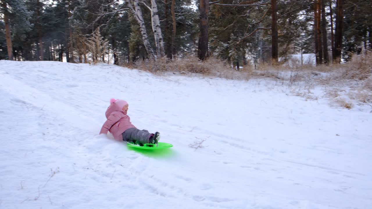 niña pequeña intentando trinear como en snowboard