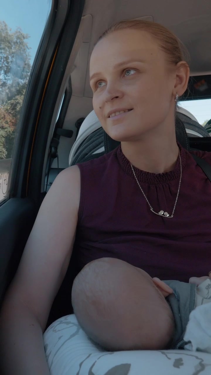 Madre con bebé viajando en coche