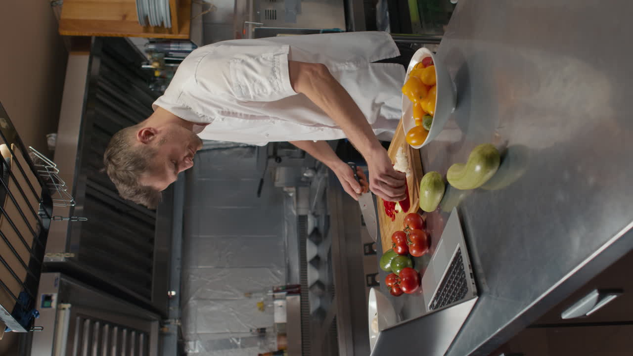 cocinero en la cocina de un restaurante