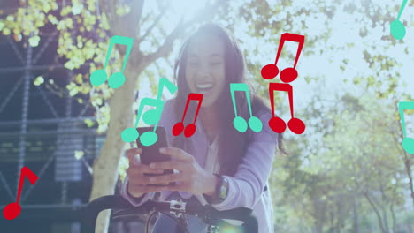 animación de notas sobre una mujer biracial usando un teléfono inteligente.