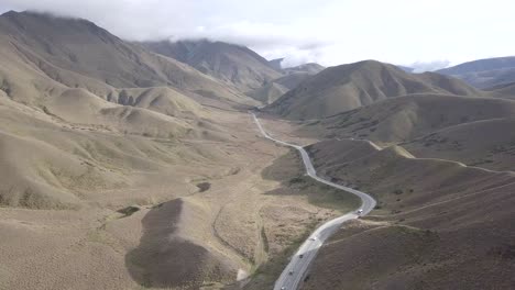 camino rodeado de montañas