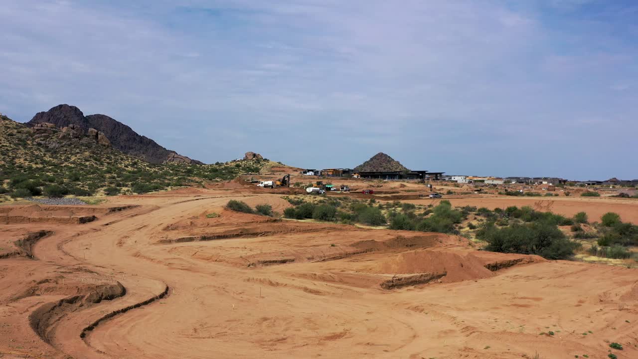 paneo de izquierda a derecha de un sitio de construcción en el desierto de sonora, mcdowell sonoran preserve, scottsdale, az
