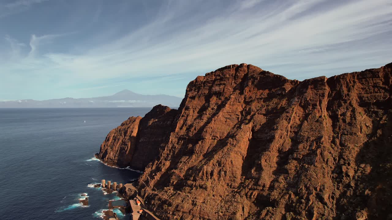 Veduta aerea con drone di paesaggio costiero con scogliere e oceano blu alle Isole Canarie.