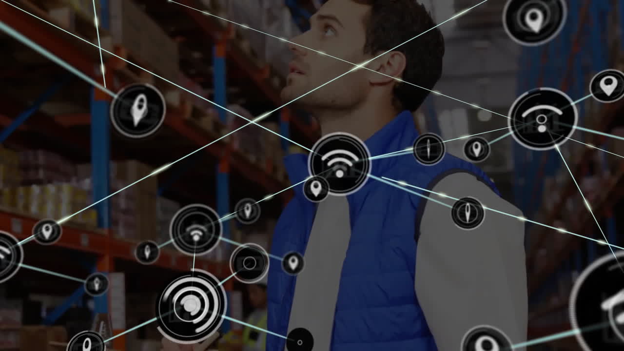 animación de iconos conectados sobre hombre caucásico comprobando el inventario en el almacén