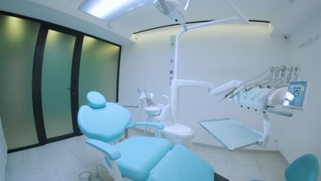 práctica dental moderna. silla dental y otros accesorios utilizados por los dentistas en azul, luz médica