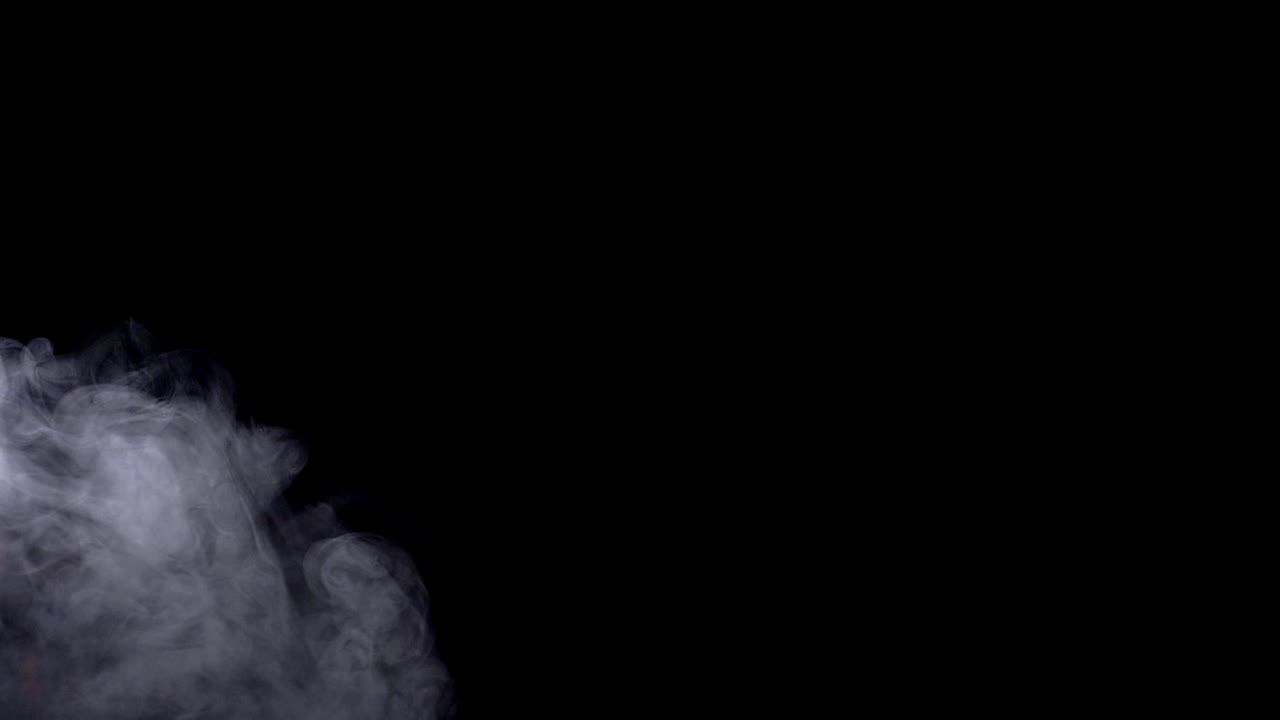 현실적인 연기, 안개, 검은 바탕에 고립 된 안개, 오버레이 효과를 혼합하는 화면 모드, 느린 동작 4k.