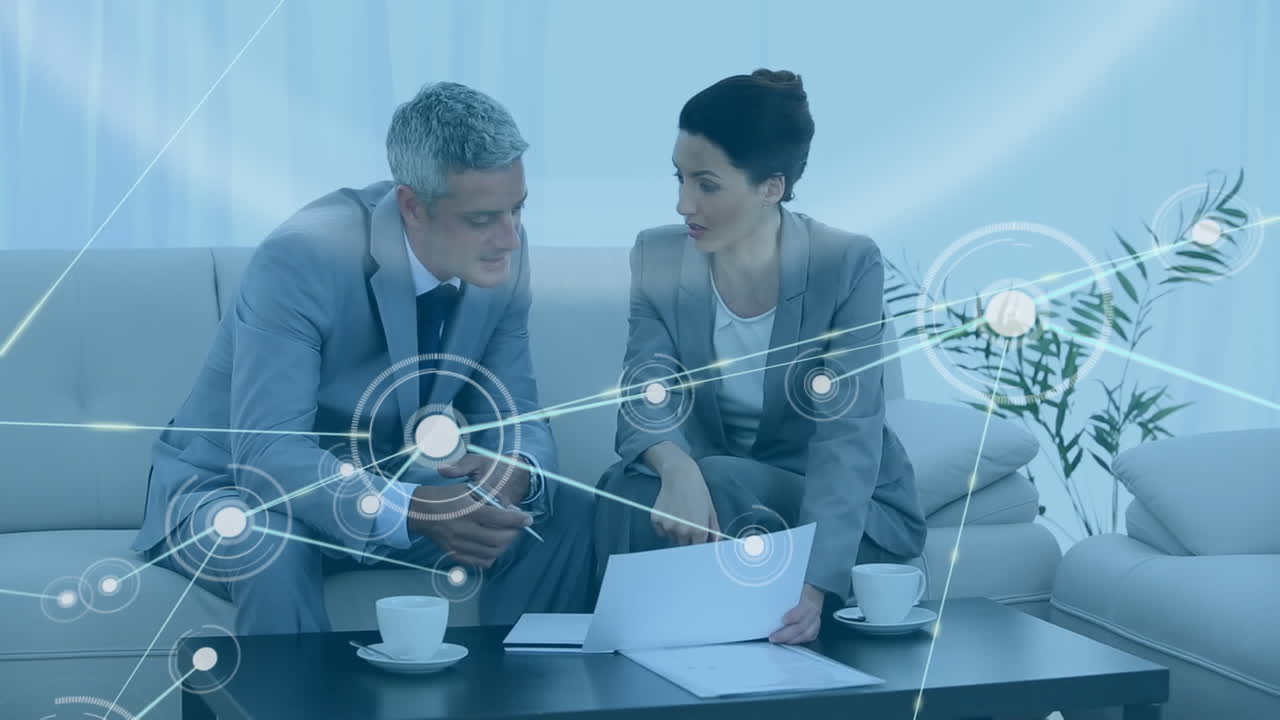 다양한 비즈니스맨과 비즈니스맨이 토론하는 연결망의 활성화