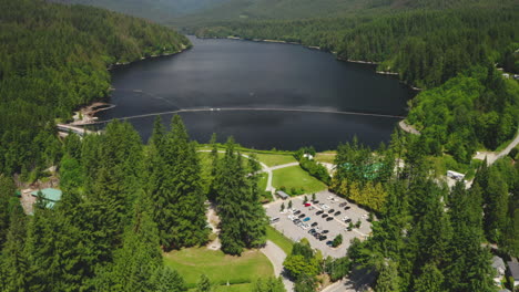 vista aérea de drones sobre el hermoso lago capilano en el norte de vancouver, columbia británica, canadá