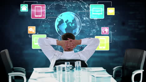 hombre de negocios relajado mirando gráficos digitales de pared