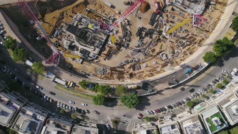 toma estática de arriba hacia abajo sobre el impresionante sitio de construcción del proyecto en una gran plaza de la ciudad