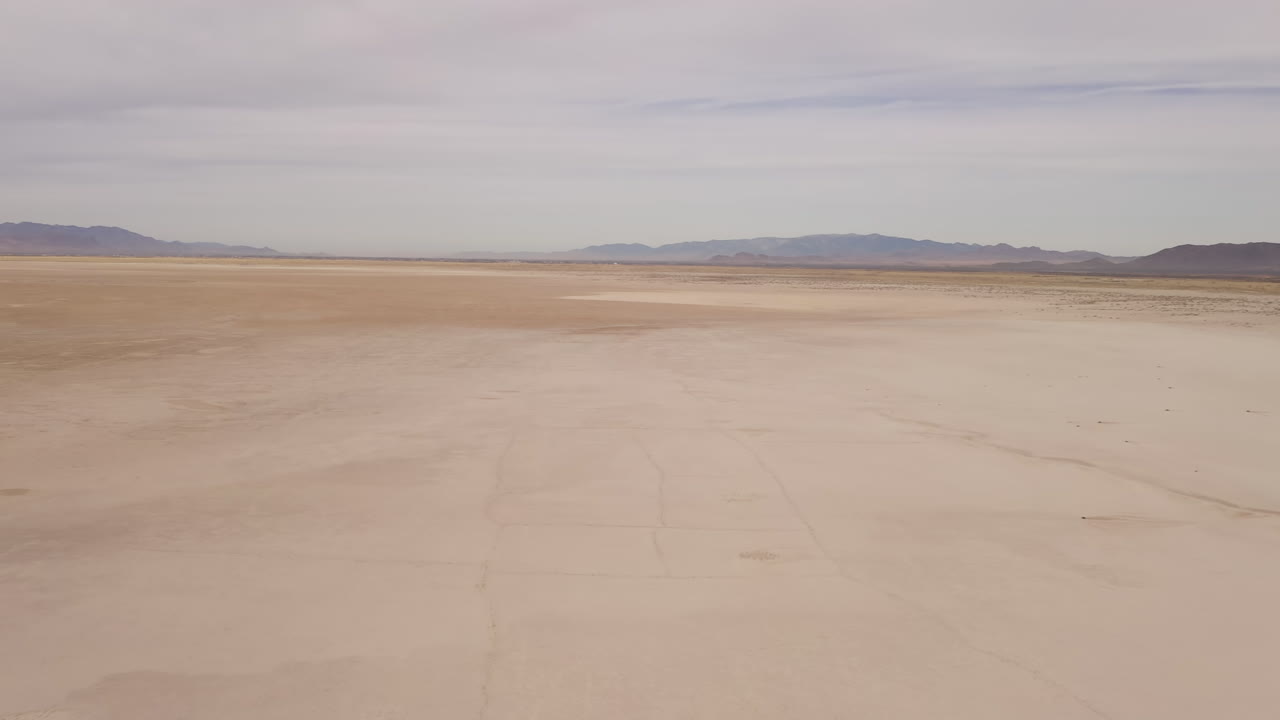 마른 호수 침대에 애리조나에서 지구 온난화 메마른 지구 가뭄 풍경, 공중 패닝 샷