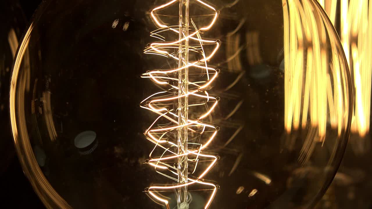 vieja lámpara incandescente. 4k.