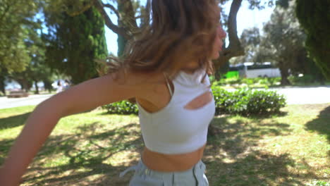 mujer caminando en un parque