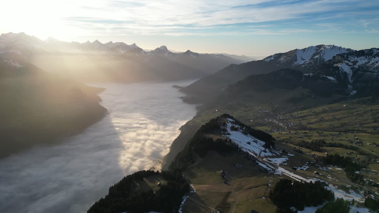 amden weesen suiza el atardecer a gran altitud muestra nubes debajo de este pueblo