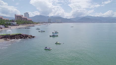 Algunos-Barcos-En-La-Playa-En-Puerto-Vallarta