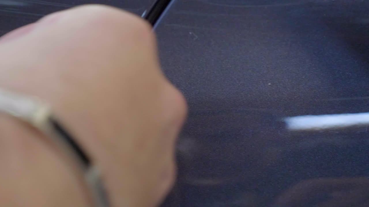 자동차 외부에 측정 테이프를 닫고 얕은 초점에 손