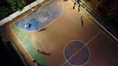 jóvenes jugando balonmano en un campo por la noche en paraguay