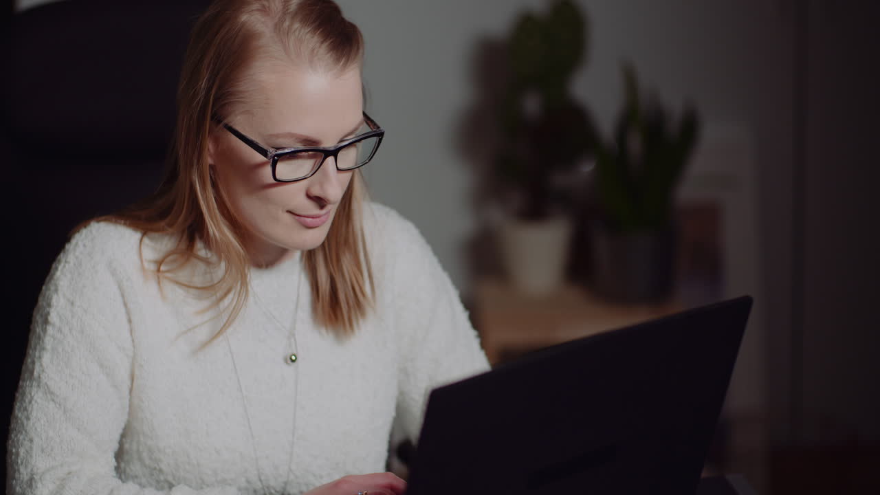 Moderne forretningskvinde arbejder på bærbar computer sent om aftenen 1
